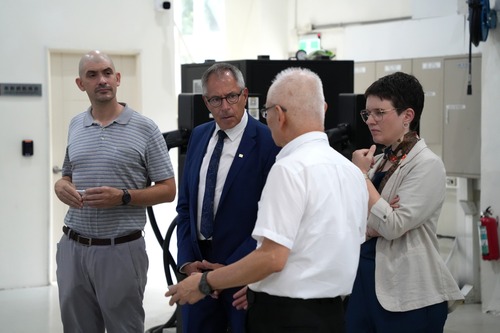 The director of the center gave the guests a tour of the laboratory(Open new window/jpg file)Image
