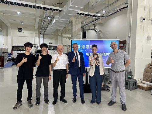 Group photo(Open new window/jpg file)Image