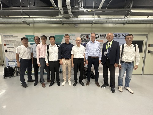 本中心鄭榮和主任與劉祖華校長、德國 Bosch 燃料電池團隊、台灣 Bosch 及亞氫動力貴賓合影留念。(另開新視窗/jpg檔)圖片