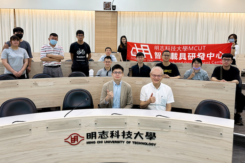 Assistant Professor Huang ConGhui of the Department of Motivation at Tsinghua University (left) and Director of the Intelligent Vehicle Research and Development Center at Mingzhi University of Science and Technology (right) take a group photo with the engineers, teachers and students of the center(Open new window/jpg file)Image
