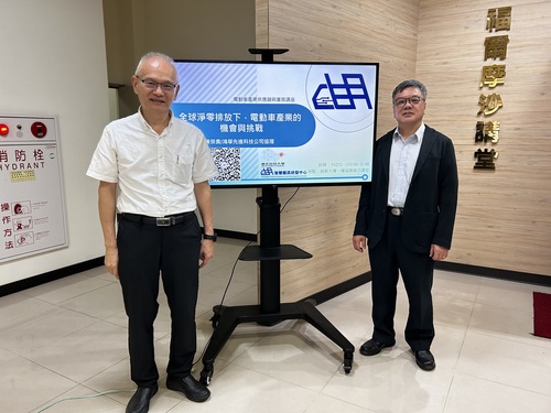 Group Photo of Mr. Rong-Guei Chen and Director Jung-Ho Cheng(Open new window/jpg file)Image