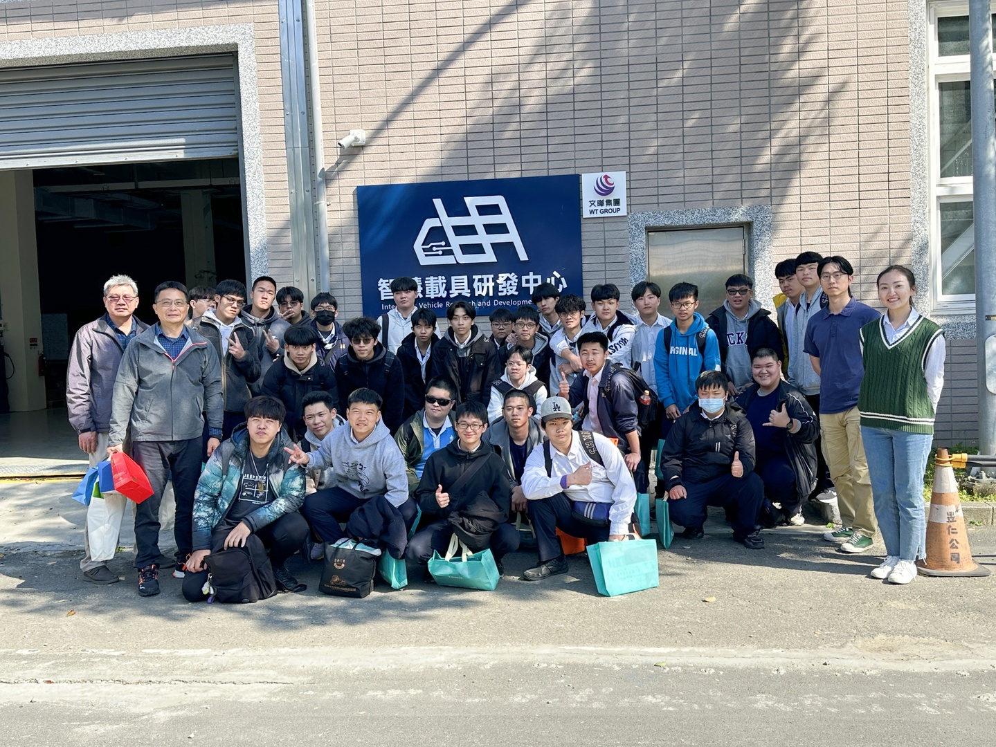 2025-04-20 Visit by the Heavy Machinery Department of Nangang Senior High School of Technology