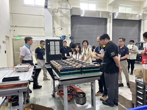 Hosting a tour of the battery pack R&D and testing facilities for distinguished guests(Open new window/jpg file)Image