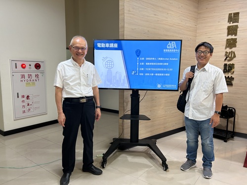 Group Photo of Director Jung-Ho Cheng and Dr. Chen-Yen Yu(Open new window/jpg file)Image