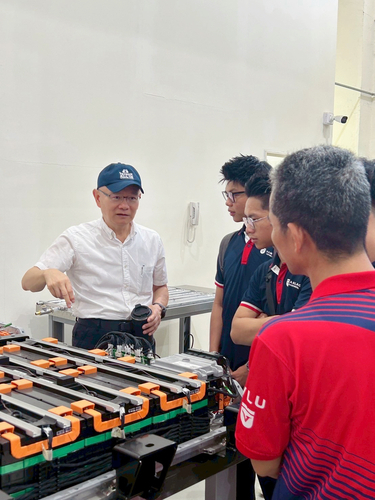 Director Cheng,Jung-Ho, introduced the battery pack to the Vietnamese students(Open new window/jpg file)Image