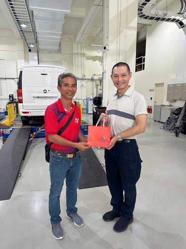 A professor from Van Lang University in Vietnam presented a gift to the IVRDC(Open new window/jpg file)Image