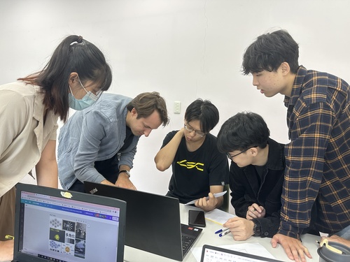 Lecturers, engineers and design students discuss vehicle exterior design(Open new window/jpg file)Image