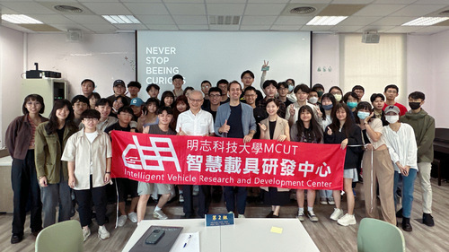 A group photo of all teachers and students(Open new window/jpg file)Image