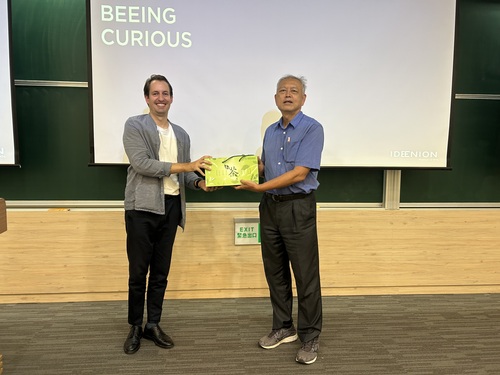 The principal presented a gift box(Open new window/jpg file)Image