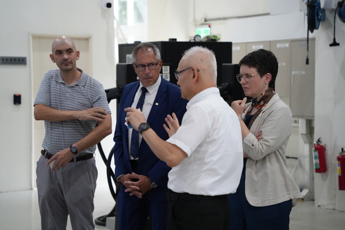 The director of the center gave the guests a tour of the laboratory(Open new window/jpg file)Image