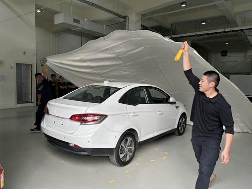 A fire-fighting drill was conducted using a fire blanket specifically designed for electric vehicles.(Open new window/jpg file)Image