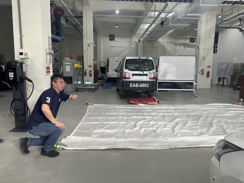 The teacher explained the working principle of fire blankets: to achieve the purpose of isolating air.(Open new window/jpg file)Image
