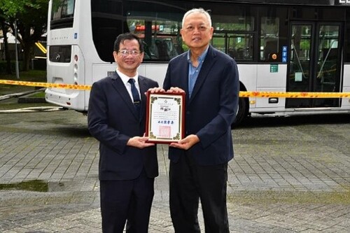 The Commissioner of the New Taipei City Fire Department presented a certificate of appreciation to President Tsu-Hua Liu of Ming Chi University of Technology in recognition of the university's contributions to promoting hydrogen safety education and technical exchange.(Open new window/jpg file)Image