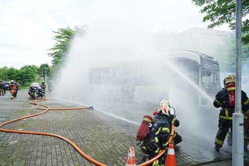 Live Fire Suppression Exercise Demonstrating Emergency Response Procedures for Hydrogen-Powered Vehicles(Open new window/jpeg file)Image