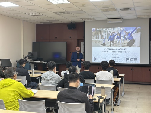 Researcher Lukáš Vigaš shared the latest developments in electromechanical design and cooling technology during his presentation, which was well received by the faculty and students who listened attentively and asked questions.(Open new window/jpg file)Image