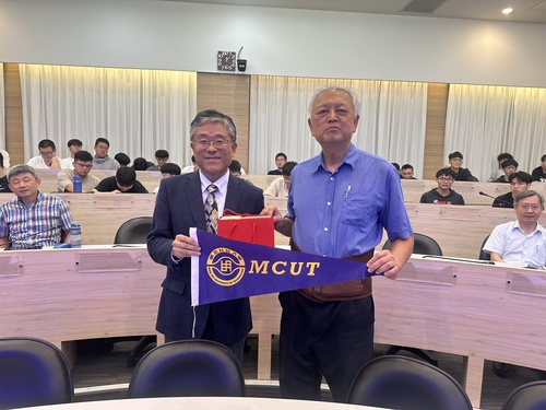 International Lecture -Rescue Robotics_Principal Presents a Gift of Appreciation(Open new window/jpg file)Image