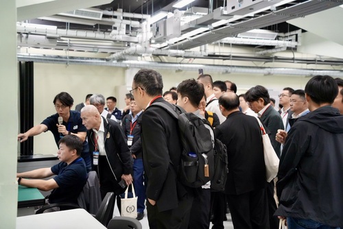 Distinguished guests attending the “2025 Intelligent Vehicle Forum” visited the Smart Vehicle R&D Center laboratory to learn about the integration and testing of automotive electronics and related re-search and development achievements.(Open new window/jpg file)Image