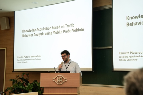 基於行動探測車之交通行為分析知識擷取 日本東北大學強網路物理人工智慧研究中心 拉努爾福·普盧塔科·貝澤拉·內托 特聘助理教授(另開新視窗/jpg檔)圖片