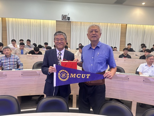 International Lecture -Rescue Robotics_Principal Presents a Gift of Appreciation(Open new window/jpg file)Image