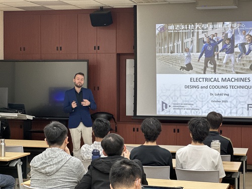 捷克西波希米亞大學 RICE 區域電機創新中心盧卡斯・維格研究員於明志科技大學進行專題交流，與智慧載具中心團隊就電機機械設計與冷卻技術展開深入討論。(另開新視窗/jpg檔)圖片